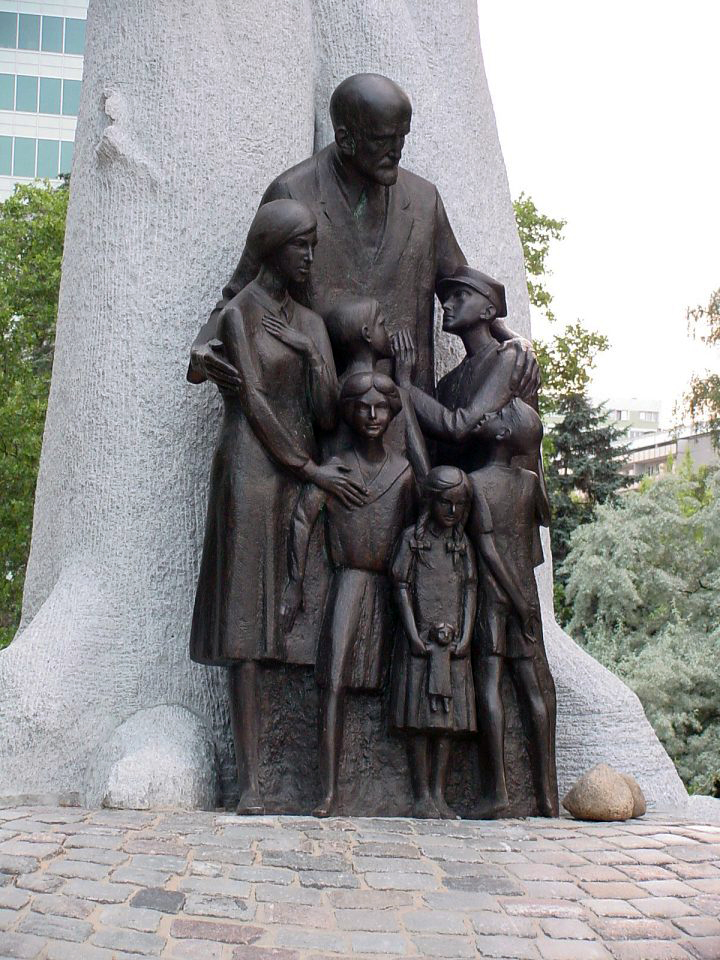 Памятник Янушу Корчаку в Варшаве