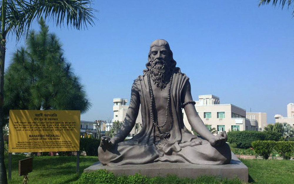 Статуя Патанджали, автора основного текста Йога-сутры, медитирующего в позе лотоса